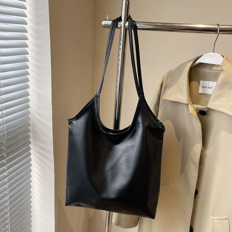 Autumn and winter soft leather single shoulder armpit bag women s bag handbag temperament commuting to work large capacity solid color simple bag чёрный
Autumn and winter soft leather single shoulder armpit bag women s bag handbag temperament commuting to work large capacity solid color simple bag чёрный