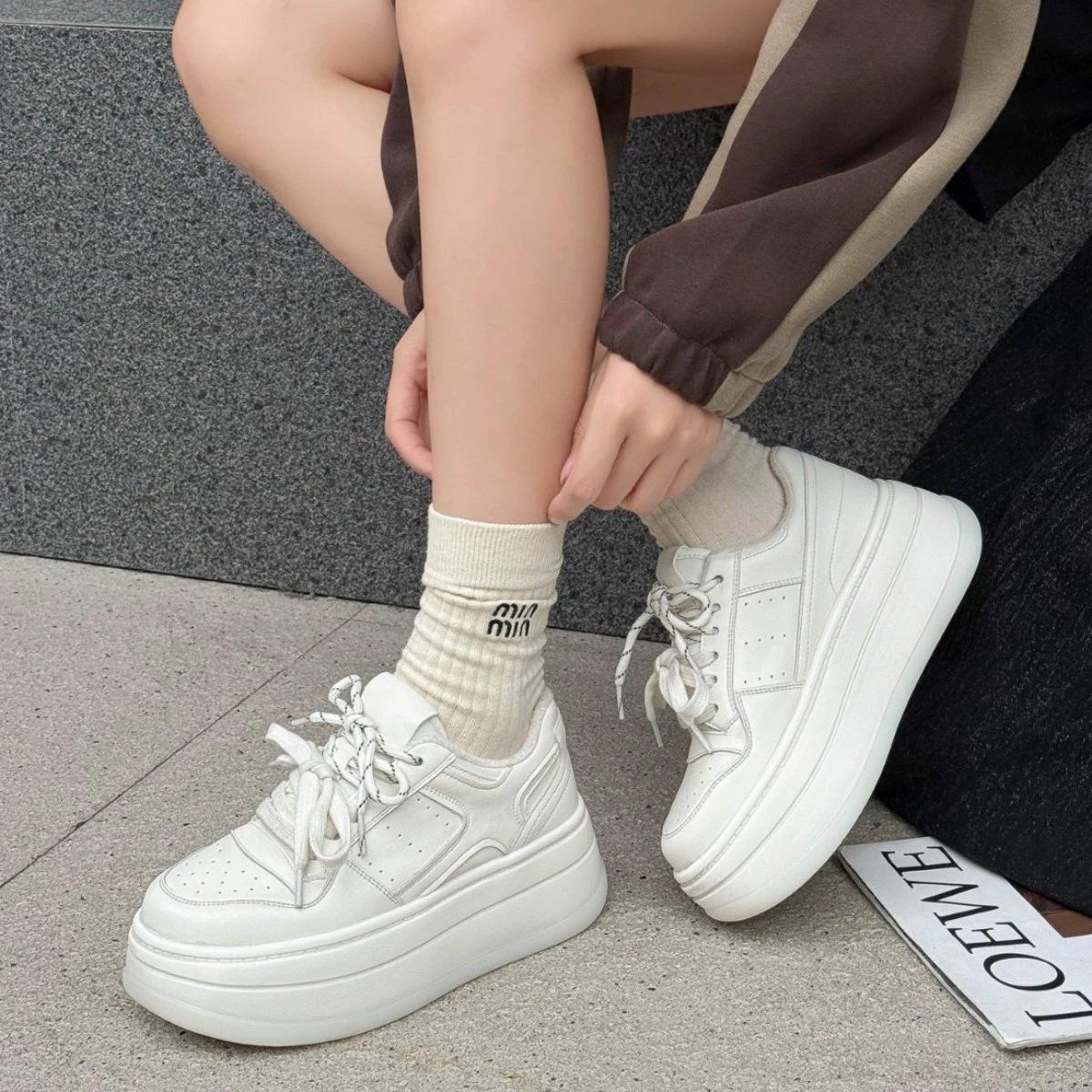 Версия из коровьей кожи бархатные теплые кожаные универсальные на толстой подошве на шнуровке белые туфли женская обувь повседневные кеды модные 40
Версия из коровьей кожи бархатные теплые кожаные универсальные на толстой подошве на шнуровке белые туфли женская обувь повседневные кеды модные 40