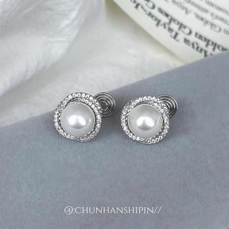 Explosive spiral pearl stud earrings women s niche ear clips without ear piercings, high-end light luxury versatile mosquito coil disc earrings
Explosive spiral pearl stud earrings women s niche ear clips without ear piercings, high-end light luxury versatile mosquito coil disc earrings