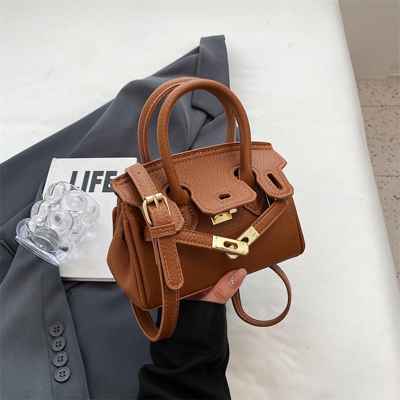 Fashion portable large-capacity bag women s 2025 new simple texture high value niche tote bag messenger bag
Fashion portable large-capacity bag women s 2025 new simple texture high value niche tote bag messenger bag
