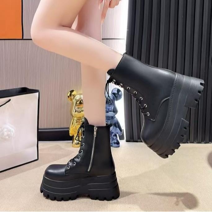 2025 autumn new thick-soled heightening small short boots women s British style lace-up Martin boots fried street locomotive boots 35
2025 autumn new thick-soled heightening small short boots women s British style lace-up Martin boots fried street locomotive boots 35