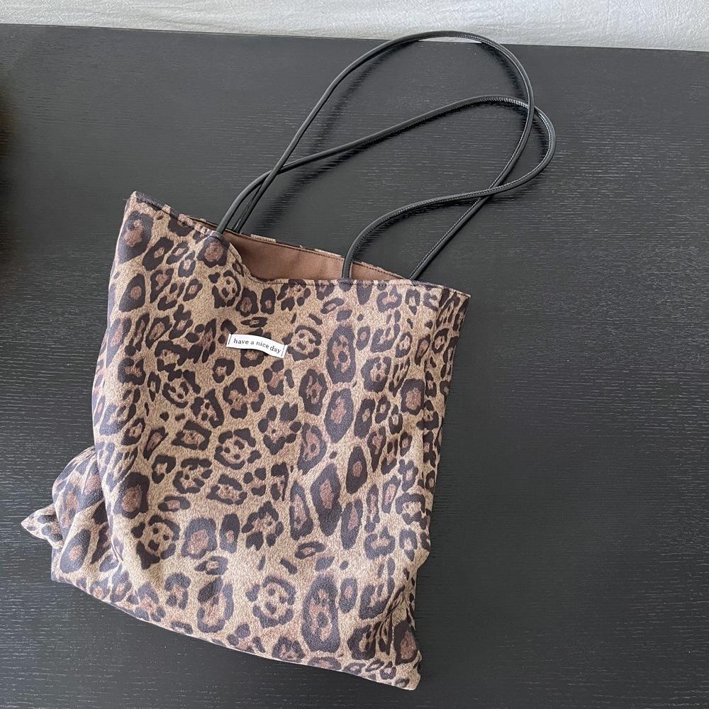 Vintage Faux Suede Women s Leopard Shoulder Bags PU Strap Double Side Female Purse Handbags Fall Winte Canvas Tote Underarm Bag коричневый
Vintage Faux Suede Women s Leopard Shoulder Bags PU Strap Double Side Female Purse Handbags Fall Winte Canvas Tote Underarm Bag коричневый