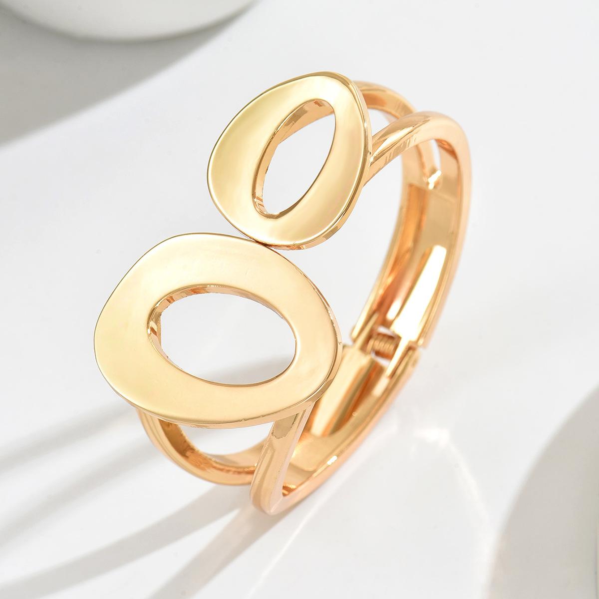 Wind lady geometric bracelet niche hollow metal smooth surface design asymmetrical bracelet open bracelet
Wind lady geometric bracelet niche hollow metal smooth surface design asymmetrical bracelet open bracelet