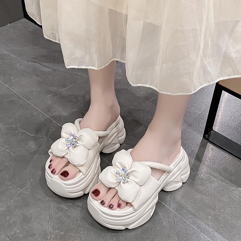 Thick-bottomed flower slippers women s fashion outer wear 2025 summer new height increase 9cm fairy wind and water diamond muffin cool slippers 42
Thick-bottomed flower slippers women s fashion outer wear 2025 summer new height increase 9cm fairy wind and water diamond muffin cool slippers 42