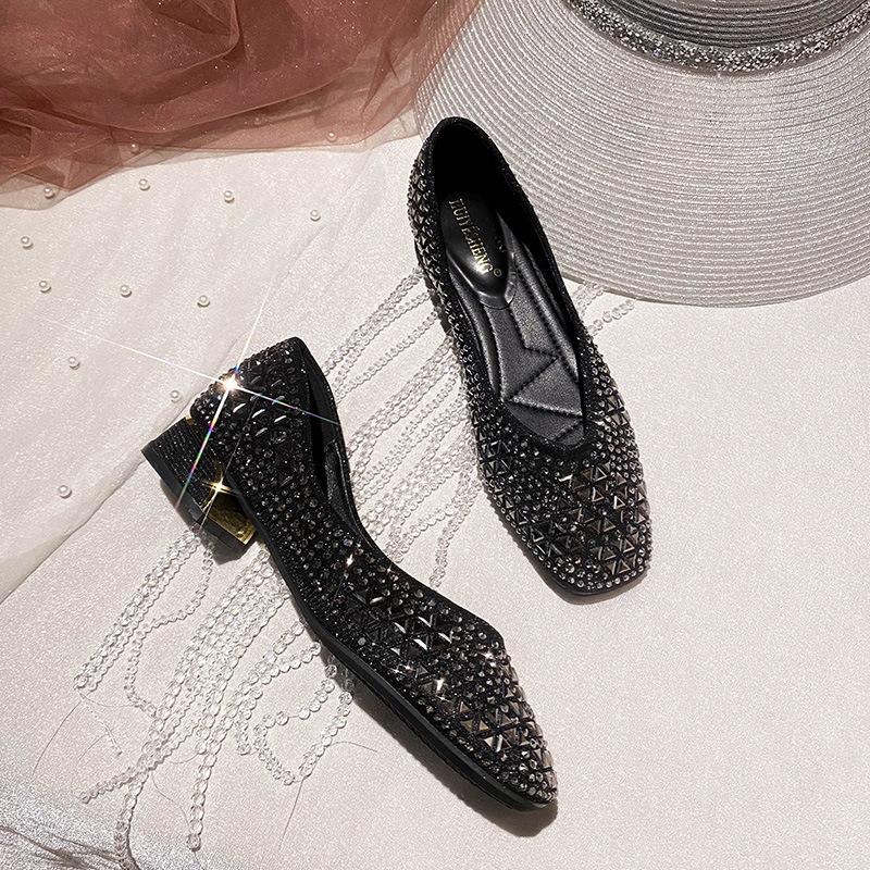 Coarse heel single shoes women s spring and autumn new temperament shallow mouth square head rhinestone medium heel large size 41-4 43 сірий колір
Coarse heel single shoes women s spring and autumn new temperament shallow mouth square head rhinestone medium heel large size 41-4 43 сірий колір