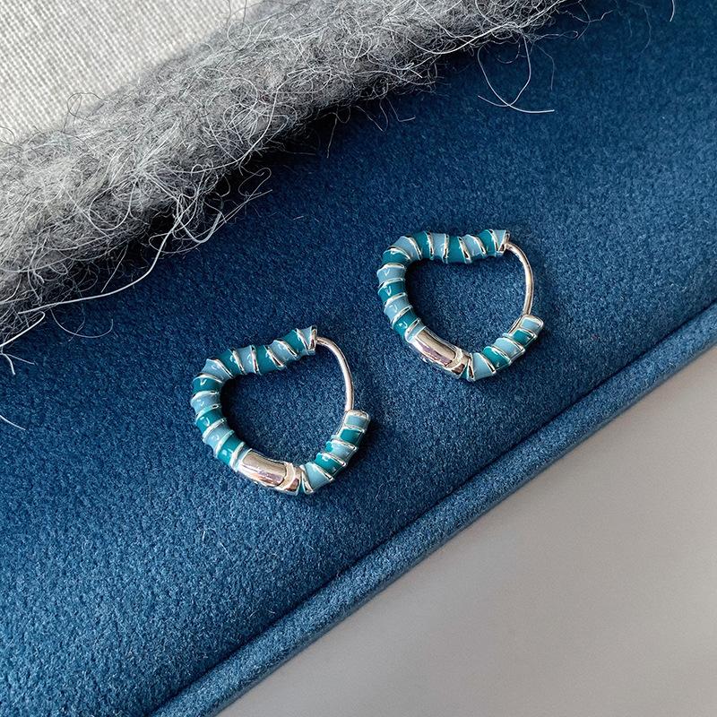 Korean version of oil drop love ear buckle simple and versatile niche design earrings sweet small fresh exquisite earrings
Korean version of oil drop love ear buckle simple and versatile niche design earrings sweet small fresh exquisite earrings