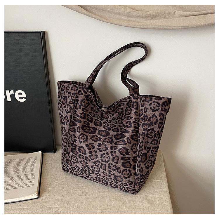 Autumn leopard print bag women s new high-end textured suede shoulder bag trendy versatile tote bag 47/27/33/15
Autumn leopard print bag women s new high-end textured suede shoulder bag trendy versatile tote bag 47/27/33/15
