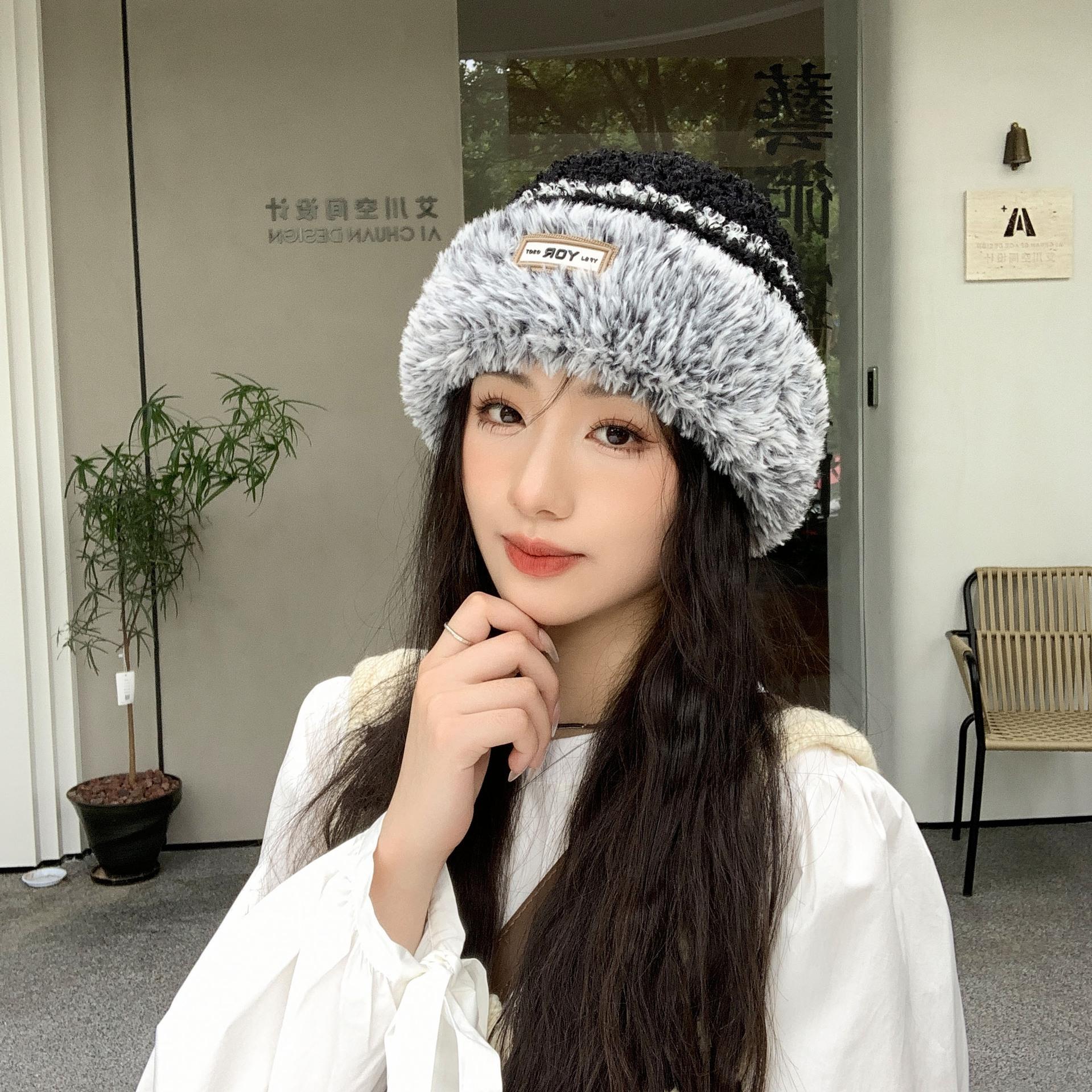 Женская новая теплая плюшевая вязаная шапка в корейском стиле, модная и универсальная, защищающая лицо, маленькая ветрозащитная шапка из шерсти, защищающая уши
Женская новая теплая плюшевая вязаная шапка в корейском стиле, модная и универсальная, защищающая лицо, маленькая ветрозащитная шапка из шерсти, защищающая уши