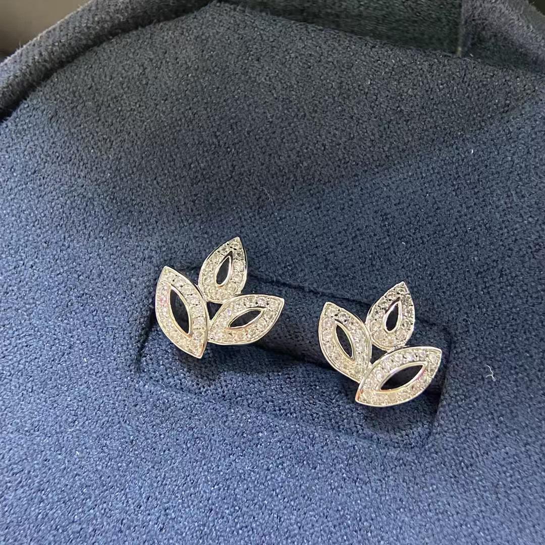 Серьги-пусеты из стерлингового серебра с белым золотом и бриллиантами в виде лилий для женщин
Серьги-пусеты из стерлингового серебра с белым золотом и бриллиантами в виде лилий для женщин