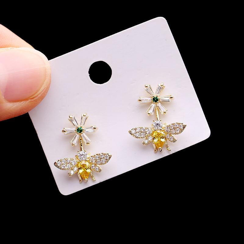 Small Daisy Bee Earrings S925 Silver Needle Small Zircon Stud Earrings Women s Japanese and Korean Jewelry Fashion Earrings золотий
Small Daisy Bee Earrings S925 Silver Needle Small Zircon Stud Earrings Women s Japanese and Korean Jewelry Fashion Earrings золотий