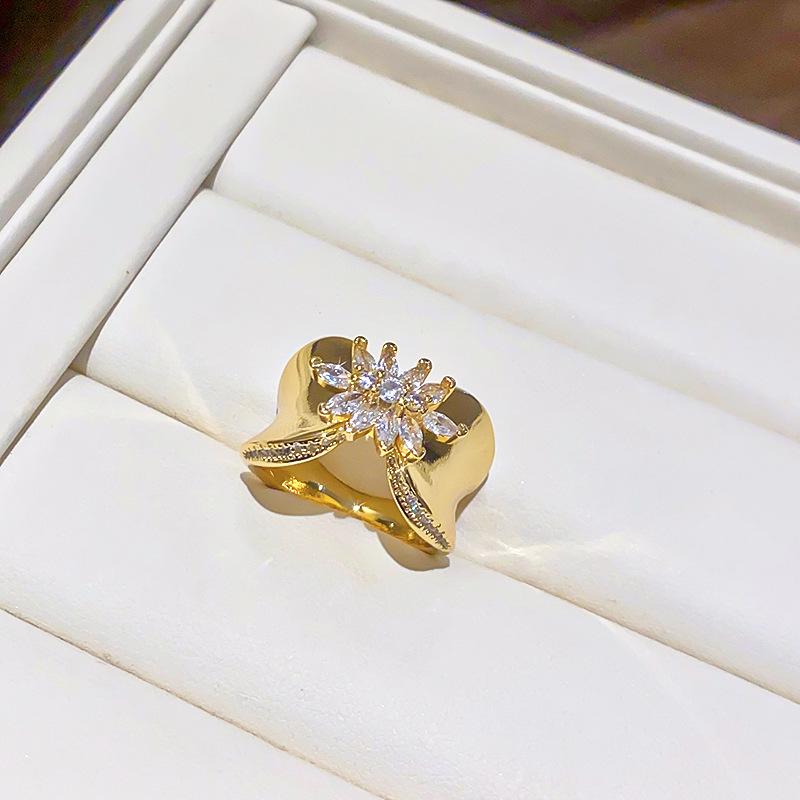 Gold-Plated Zircon Flower Wide Band Ring: Luxury Fashion Jewelry for Women
Gold-Plated Zircon Flower Wide Band Ring: Luxury Fashion Jewelry for Women