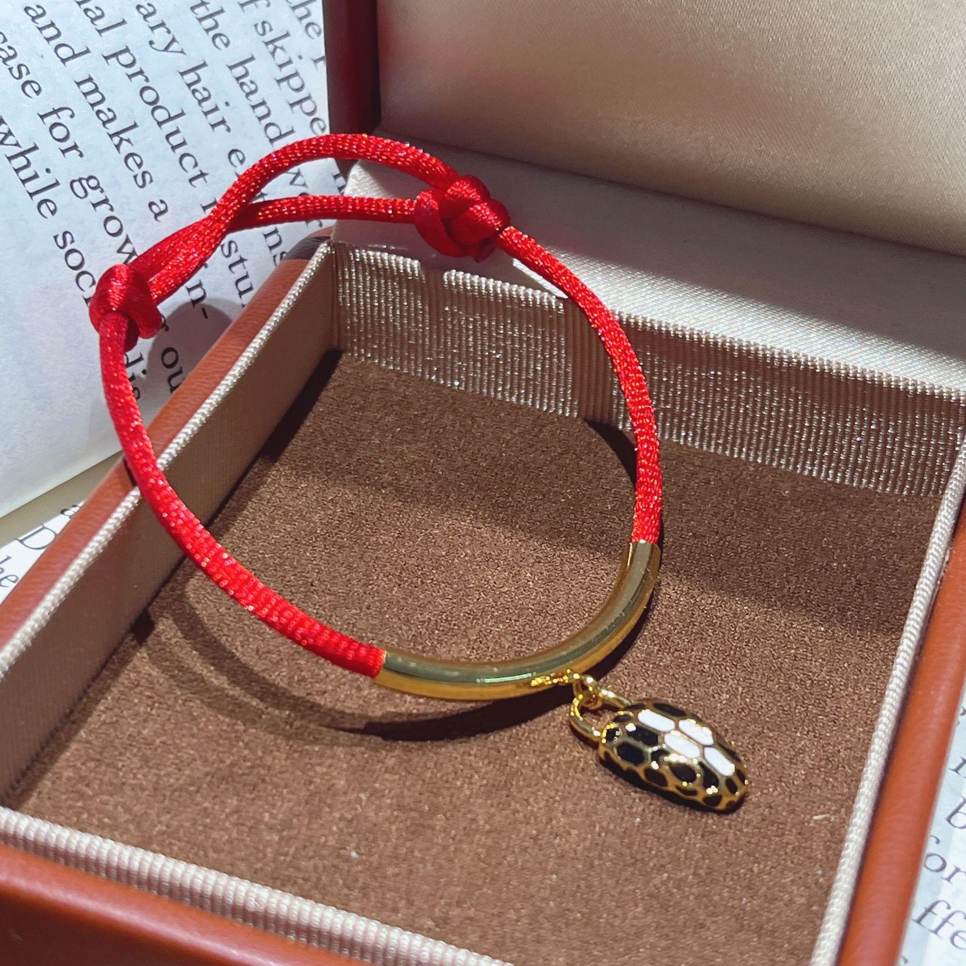 Enamel Snake Head Red Rope Bracelet Natal Snake Woven Red Hand Rope Men S And Women S Light Luxury Versatile Jewelry
Enamel Snake Head Red Rope Bracelet Natal Snake Woven Red Hand Rope Men S And Women S Light Luxury Versatile Jewelry