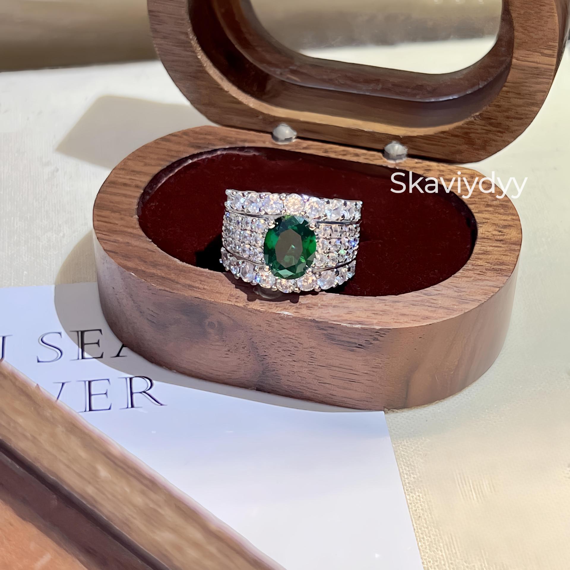 Plated 925 Silver Ring with 2 Carat High Carbon Egg-Shaped Emerald and Diamond Inlay for Women
Plated 925 Silver Ring with 2 Carat High Carbon Egg-Shaped Emerald and Diamond Inlay for Women