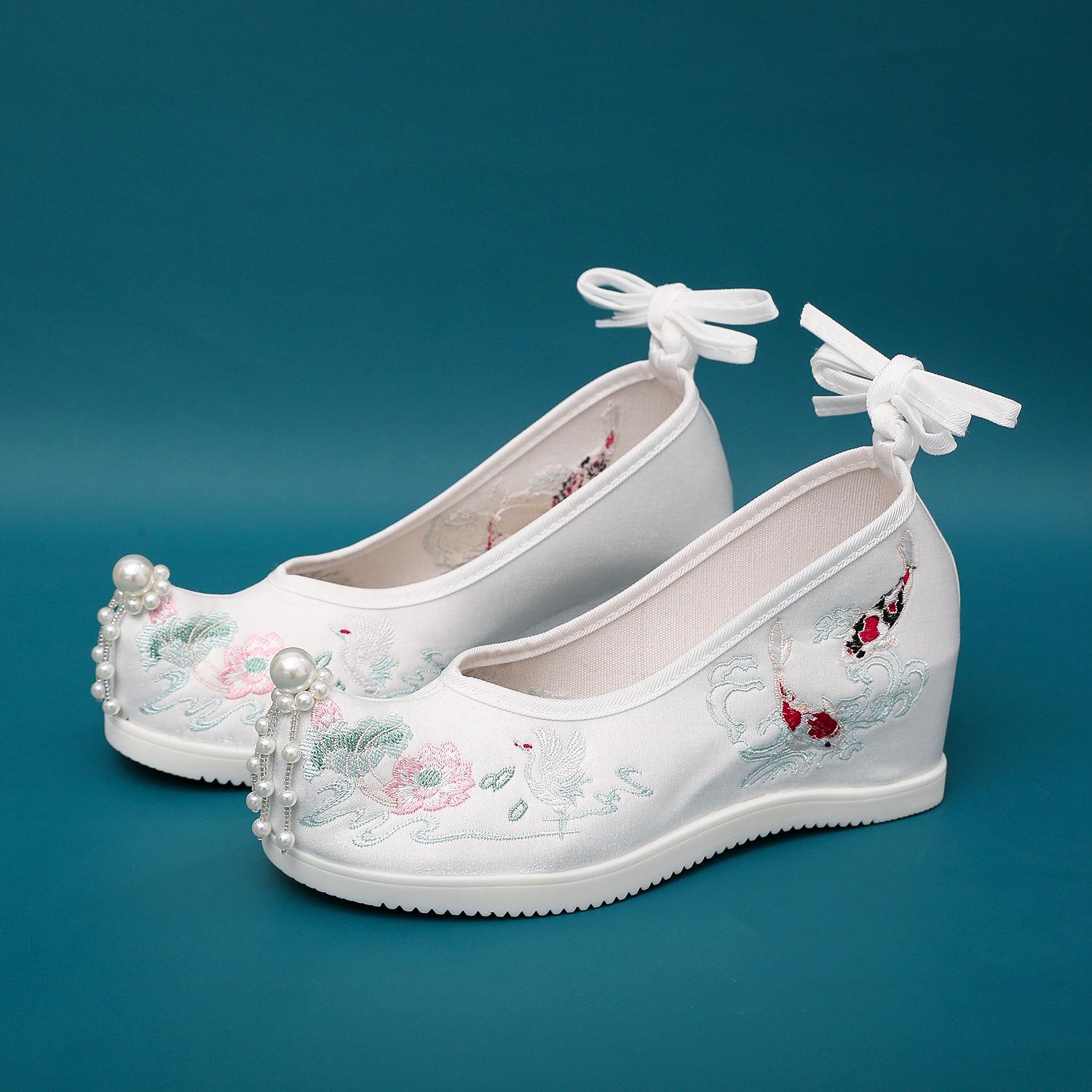 Вышитые туфли Ханфу Лотос 2023, с загнутым носком и внутренней платформой, дизайн в древнем стиле Сюхэ. 41
Вышитые туфли Ханфу Лотос 2023, с загнутым носком и внутренней платформой, дизайн в древнем стиле Сюхэ. 41