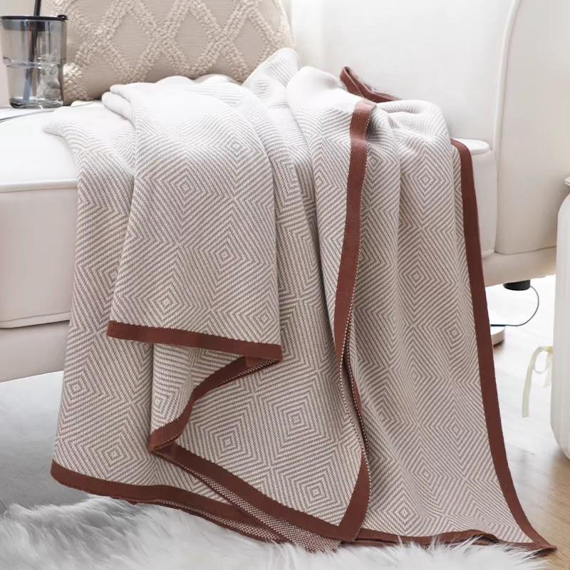 Luxury First-Class Airline Blanket: Versatile Shawl for Travel, Car, Office, Sofa, and Nap. 80x110 CM
Luxury First-Class Airline Blanket: Versatile Shawl for Travel, Car, Office, Sofa, and Nap. 80x110 CM