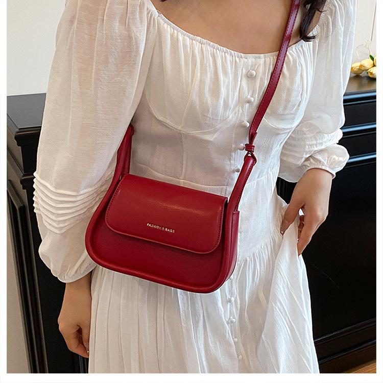 Bag women 2025 new retro messenger bag women s small bag women s niche design simple, fashionable and versatile червоний
Bag women 2025 new retro messenger bag women s small bag women s niche design simple, fashionable and versatile червоний