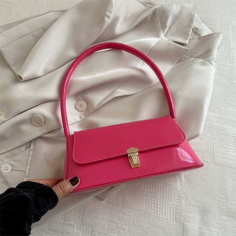 Темпераментная простая однотонная сумка через плечо с замком женская 2025 весна и лето новая нишевая сумка под мышкой высокой ценности женская сумка
Темпераментная простая однотонная сумка через плечо с замком женская 2025 весна и лето новая нишевая сумка под мышкой высокой ценности женская сумка