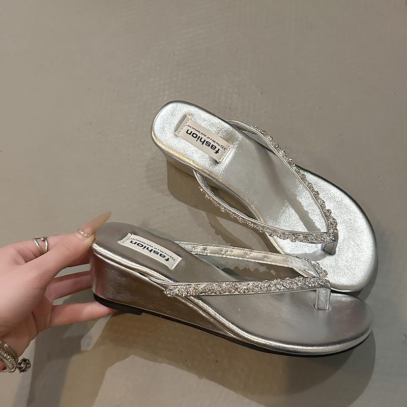 Red French wedge heel thick-soled flip-flops women s summer wear 2025 new skirt heightening cool slippers 35 серебряный
Red French wedge heel thick-soled flip-flops women s summer wear 2025 new skirt heightening cool slippers 35 серебряный