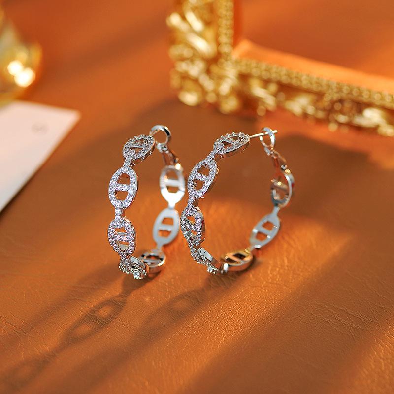 S925 Sterling Silver Korean Pig Nose Earrings in Japanese Style - Circle Light Luxury Ear Hoops for Influencers
S925 Sterling Silver Korean Pig Nose Earrings in Japanese Style - Circle Light Luxury Ear Hoops for Influencers