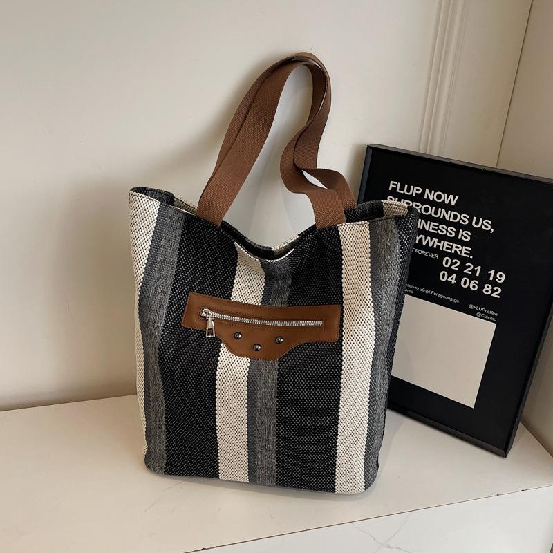 New Trend Shoulder Bag Fashion 2025 Large Capacity Textured Handbag Simple Casual Tote Bag чёрный
New Trend Shoulder Bag Fashion 2025 Large Capacity Textured Handbag Simple Casual Tote Bag чёрный