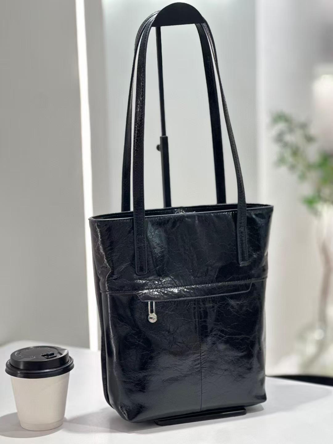 Vintage Leather Women s Bucket Bag - Large Capacity Casual Handbag 20cm x 10cm x 28cm
Vintage Leather Women s Bucket Bag - Large Capacity Casual Handbag 20cm x 10cm x 28cm