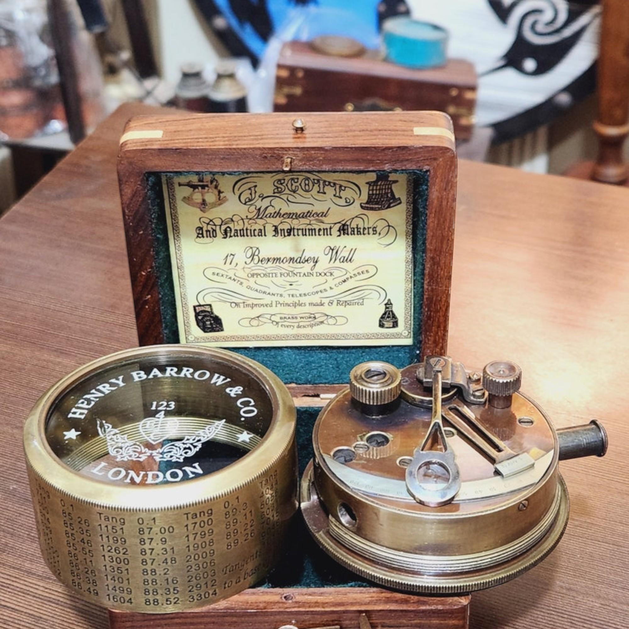 Морской латунный секстант, винтажный морской британский армейский карманный секстант с персонализированной деревянной коробкой от Henry Barrow & Co London
Морской латунный секстант, винтажный морской британский армейский карманный секстант с персонализированной деревянной коробкой от Henry Barrow & Co London