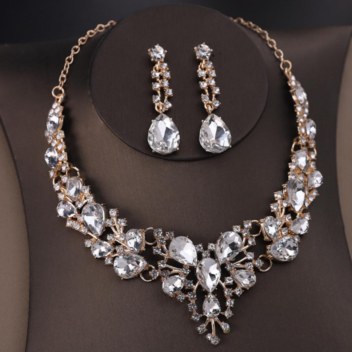 Комплекты женских украшений из 3 предметов с хрустальными стразами, женские ожерелья, комплекты серег, свадебные аксессуары
Комплекты женских украшений из 3 предметов с хрустальными стразами, женские ожерелья, комплекты серег, свадебные аксессуары