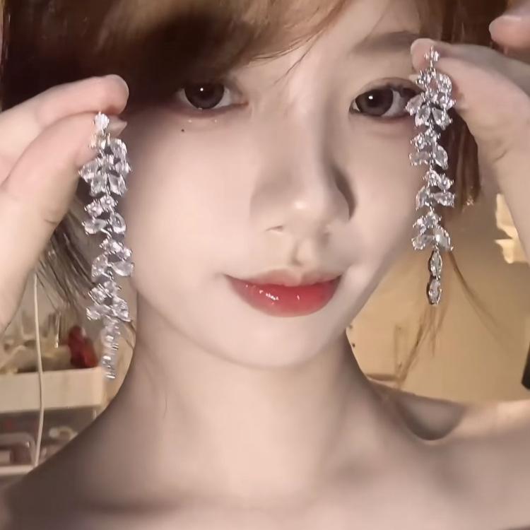 Diamond leaf fringed earrings niche temperament versatile earrings fashion personality high sense earrings women
Diamond leaf fringed earrings niche temperament versatile earrings fashion personality high sense earrings women