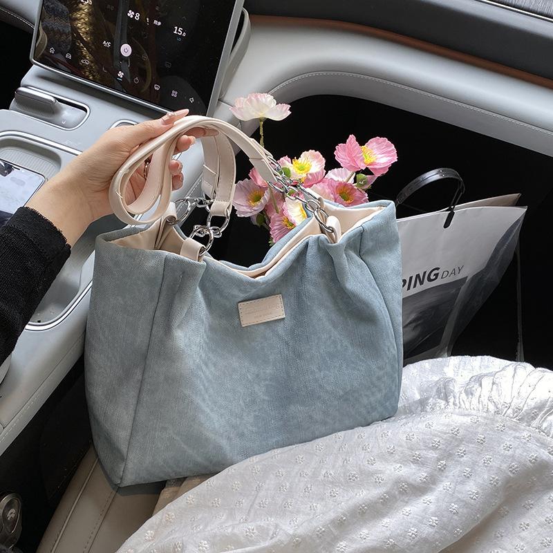Simple and versatile bag women s 2025 summer new niche handbag large-capacity tote bag чёрный
Simple and versatile bag women s 2025 summer new niche handbag large-capacity tote bag чёрный