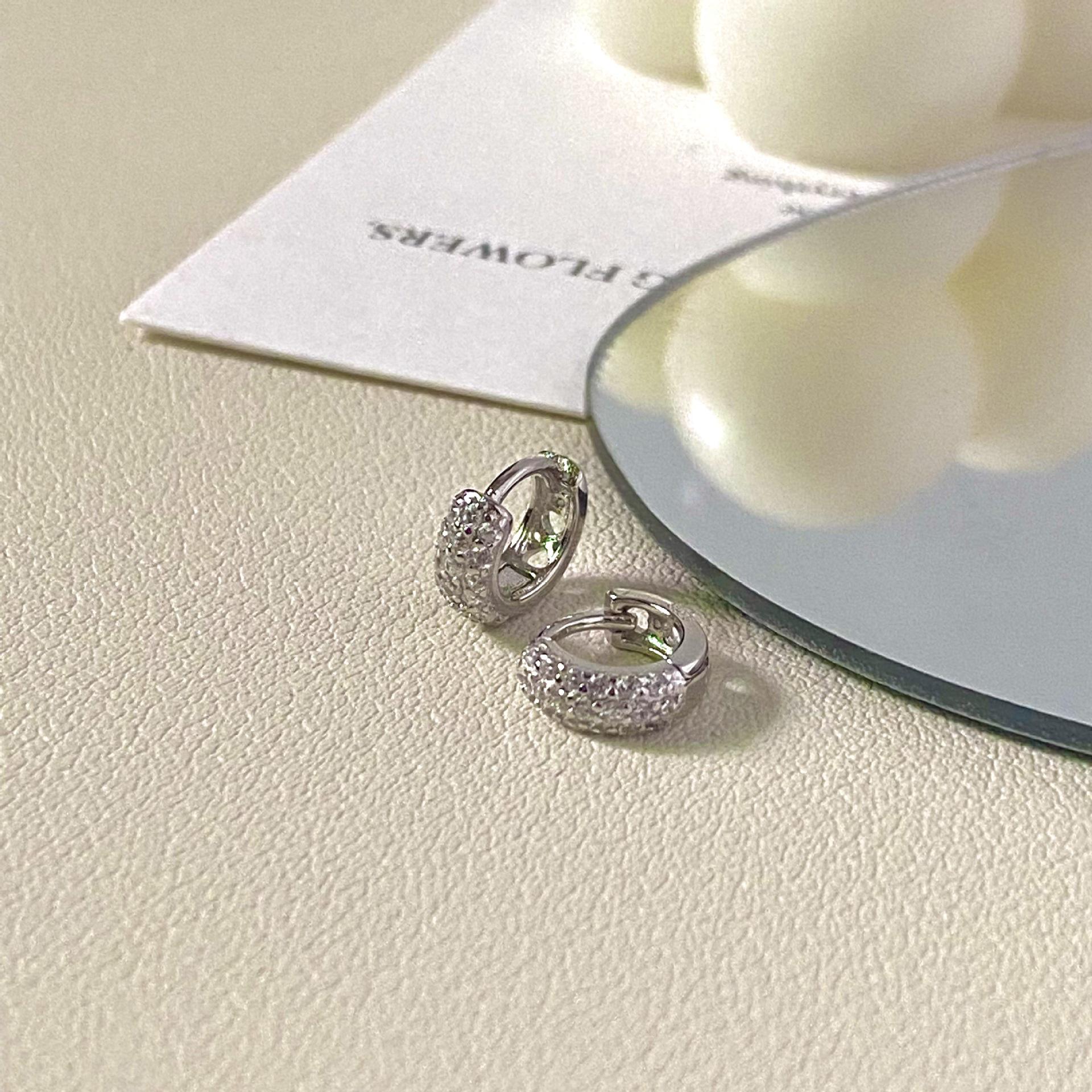 Мини-кафф для уха из стерлингового серебра с покрытием из 18-каратного золота и обручем из сверкающего циркония 925 silver
Мини-кафф для уха из стерлингового серебра с покрытием из 18-каратного золота и обручем из сверкающего циркония 925 silver