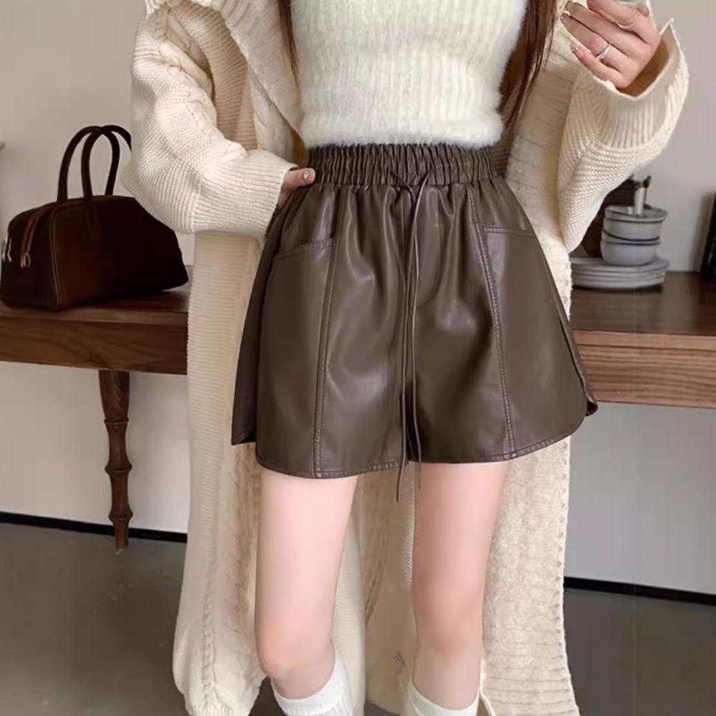 Women s High-Waist PU Leather Shorts, Autumn 2024: New Mylar Style, Slimming, Versatile, Drawstring, Wide-Leg, Casual Pants 4XL чёрный
Women s High-Waist PU Leather Shorts, Autumn 2024: New Mylar Style, Slimming, Versatile, Drawstring, Wide-Leg, Casual Pants 4XL чёрный
