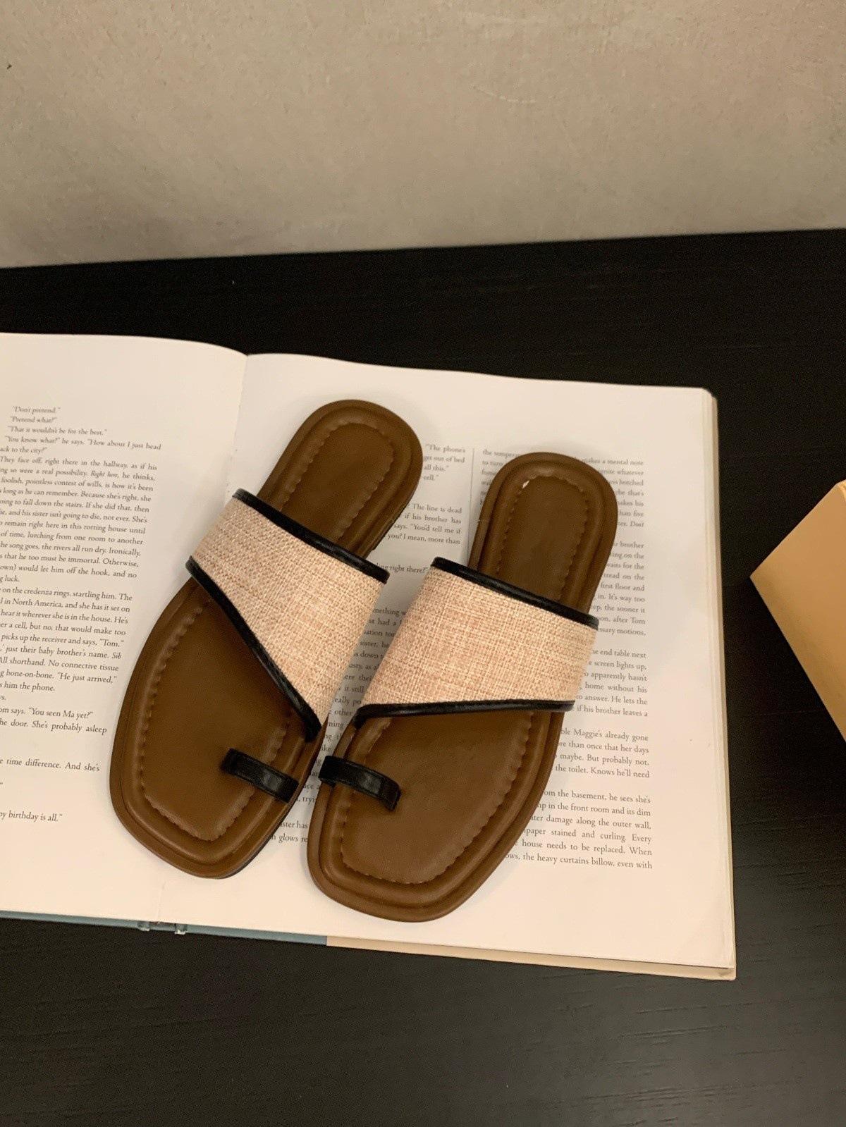 Flat-bottomed retro cover-toed small cool slippers women s shoes summer wear 2025 new summer soft-soled beach sandals 42 чёрный
Flat-bottomed retro cover-toed small cool slippers women s shoes summer wear 2025 new summer soft-soled beach sandals 42 чёрный