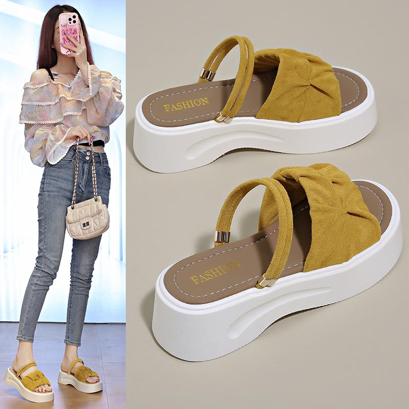 Two women wearing cool slippers, thick-soled sandals, one-word slippers, women 35 
Two women wearing cool slippers, thick-soled sandals, one-word slippers, women 35
