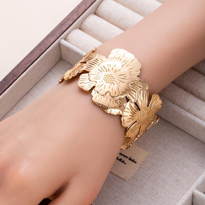 Холодный металл, соединенный в цветок, открытый браслет, браслет из ракушек, излучает ощущение роскоши. L415-6
Холодный металл, соединенный в цветок, открытый браслет, браслет из ракушек, излучает ощущение роскоши. L415-6