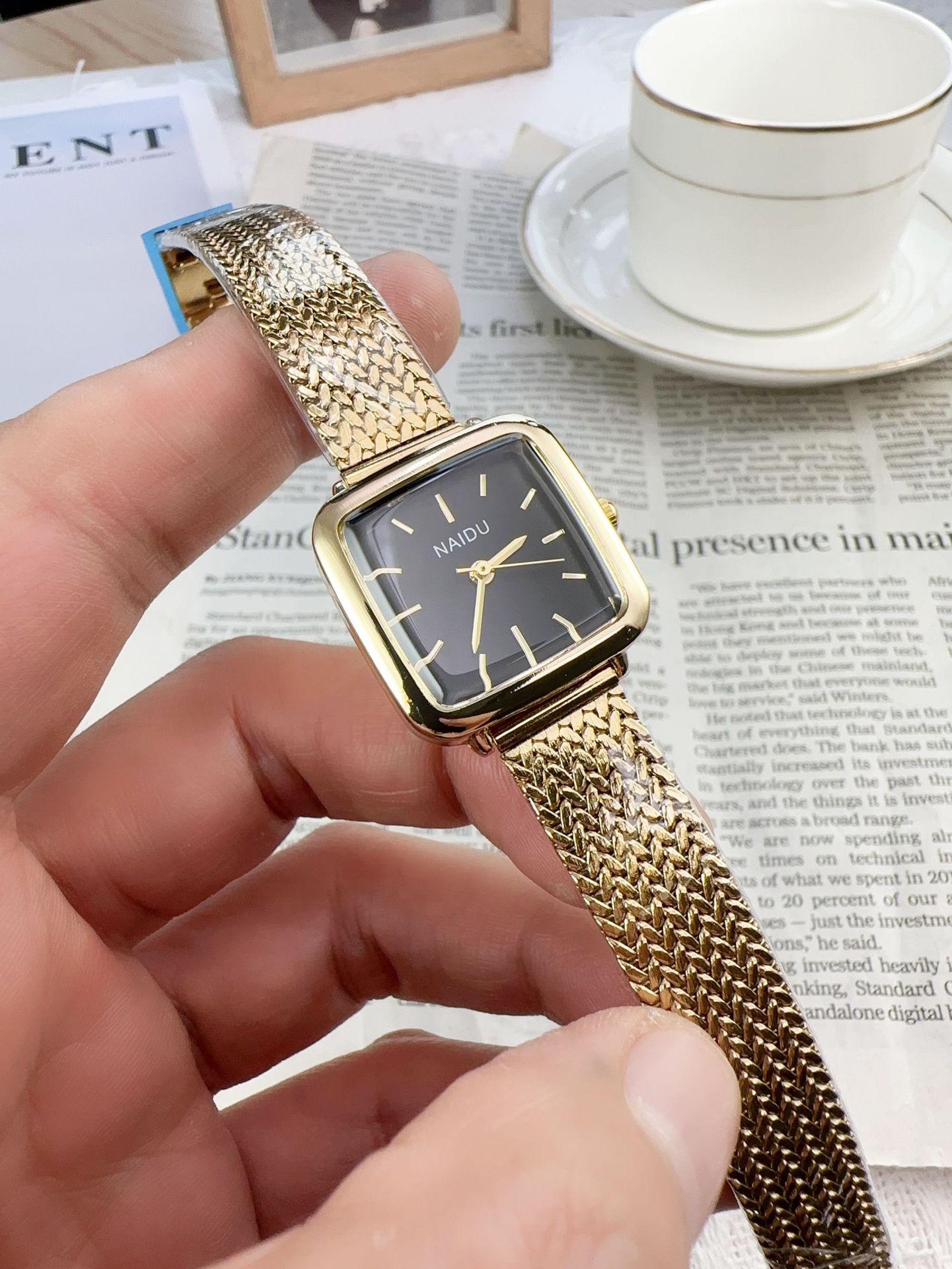 Light Luxury high-end Women Watch Simple and Compact Dial Cool Retro Korean Version Female Student Quartz Wristwatches
Light Luxury high-end Women Watch Simple and Compact Dial Cool Retro Korean Version Female Student Quartz Wristwatches