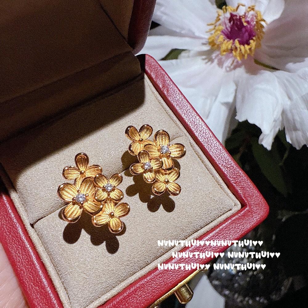 Ancient Filigree Point Diamond Osmanthus Petal Gemstone Necklace, New Chinese Style, Golden Osmanthus Flower Bracelet, Earring Set.
Ancient Filigree Point Diamond Osmanthus Petal Gemstone Necklace, New Chinese Style, Golden Osmanthus Flower Bracelet, Earring Set.