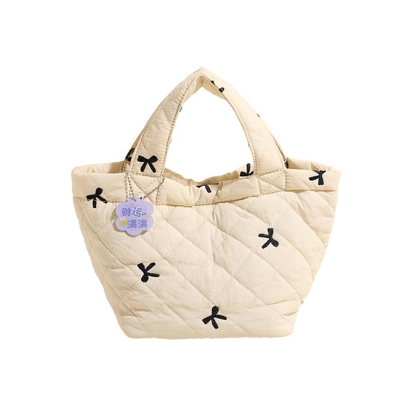 Casual bag women s 2025 new trend fashion bow light handbag large capacity commuter handbag
Casual bag women s 2025 new trend fashion bow light handbag large capacity commuter handbag