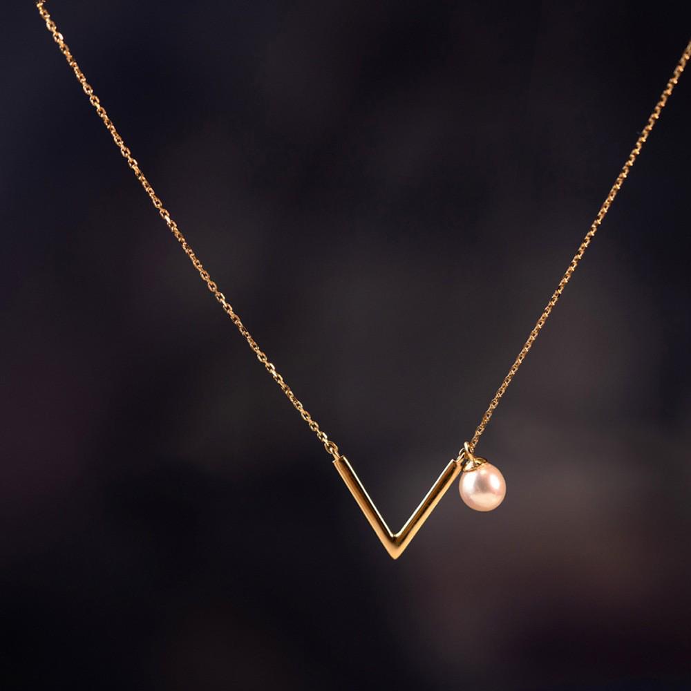 Pearl V Necklace – Women s Chic English Collarbone Chain, Korean Style, Luxury Ornament, Live Broadcast Niche Feel.
Pearl V Necklace – Women s Chic English Collarbone Chain, Korean Style, Luxury Ornament, Live Broadcast Niche Feel.