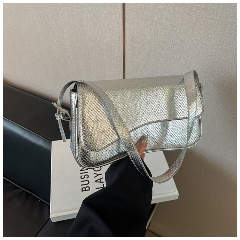 Niche texture snake pattern single shoulder armpit bag women s new retro versatile portable messenger small square bag срібний
Niche texture snake pattern single shoulder armpit bag women s new retro versatile portable messenger small square bag срібний
