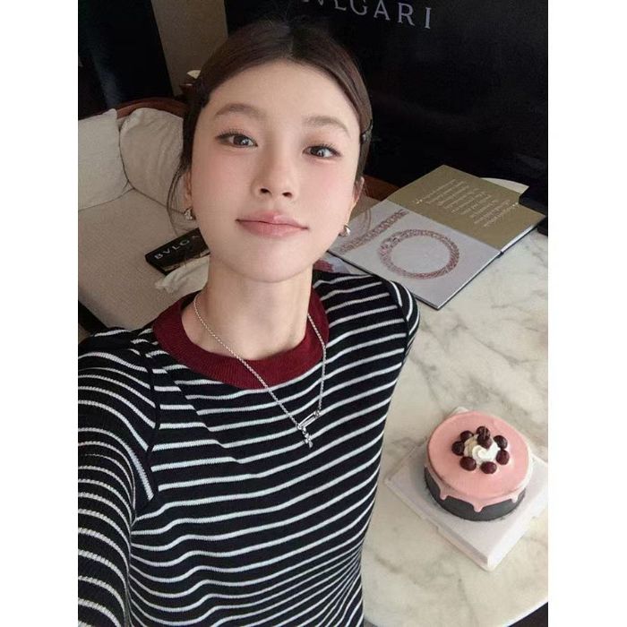 Этот классический и ретро вязаный свитер в полоску с круглым вырезом и цветными блоками — универсальный пуловер для женщин на осень. one size красный
Этот классический и ретро вязаный свитер в полоску с круглым вырезом и цветными блоками — универсальный пуловер для женщин на осень. one size красный