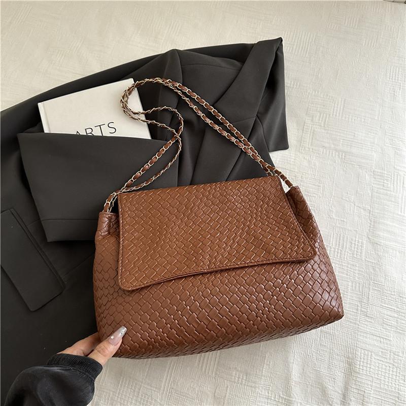 2025 summer new chain handbag high-end woven pattern shoulder small square bag fashionable versatile commuter women s bag коричневий
2025 summer new chain handbag high-end woven pattern shoulder small square bag fashionable versatile commuter women s bag коричневий