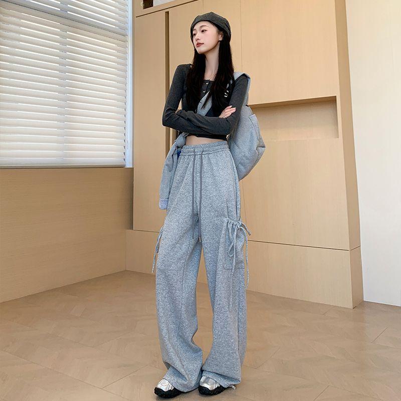 Женские серые спортивные брюки с высокой талией в стиле «американская возлюбленная» с широкими штанинами - Брюки для похудения с завязками XL
Женские серые спортивные брюки с высокой талией в стиле «американская возлюбленная» с широкими штанинами - Брюки для похудения с завязками XL