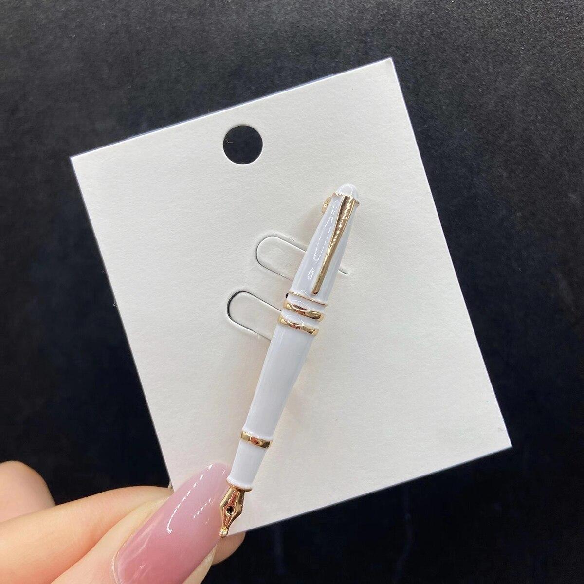 Емальовані ручки Blucome Брошки для жінок Червоні Чорно-білі ручки Вчителі Студенти Модні прикраси Шпильки Подарунки білий
Емальовані ручки Blucome Брошки для жінок Червоні Чорно-білі ручки Вчителі Студенти Модні прикраси Шпильки Подарунки білий