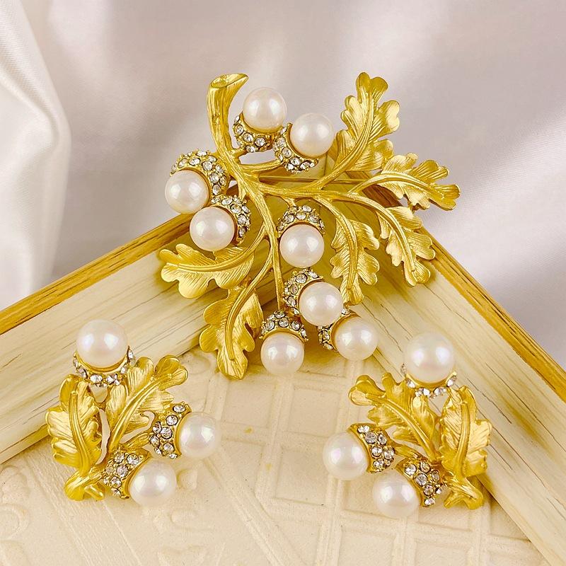 Vintage Classic Golden Pearl Coral Brooch Pin Earrings For Women Girls Retro Palace Style Banquet Party Jewelry Ear Rings Gift
Vintage Classic Golden Pearl Coral Brooch Pin Earrings For Women Girls Retro Palace Style Banquet Party Jewelry Ear Rings Gift