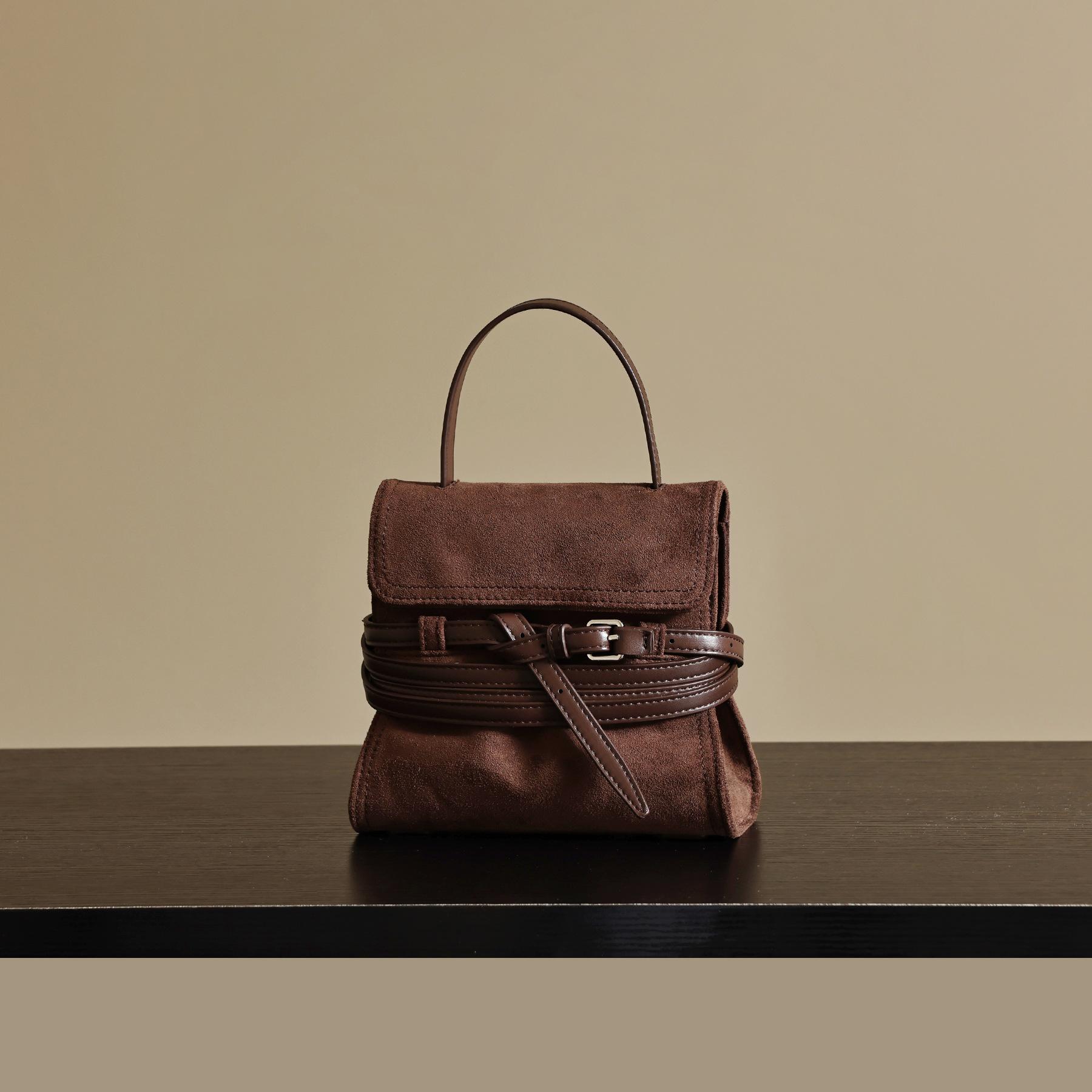 2025 New Fashion Commuting Handbag for Women, Niche High-End Suede Single-Shoulder Crossbody Bag with Belt Buckle, Small Square Bag 19*10*18CM кавовий
2025 New Fashion Commuting Handbag for Women, Niche High-End Suede Single-Shoulder Crossbody Bag with Belt Buckle, Small Square Bag 19*10*18CM кавовий