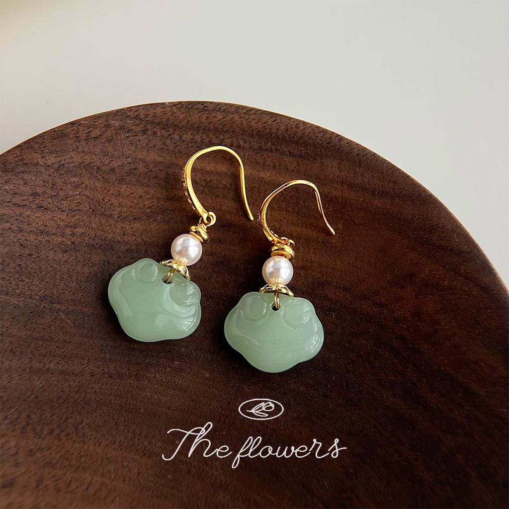 New Chinese ethnic style handmade design Xiangyun long life lock earrings ins Guochao Ruyi lock earrings jewelry
New Chinese ethnic style handmade design Xiangyun long life lock earrings ins Guochao Ruyi lock earrings jewelry