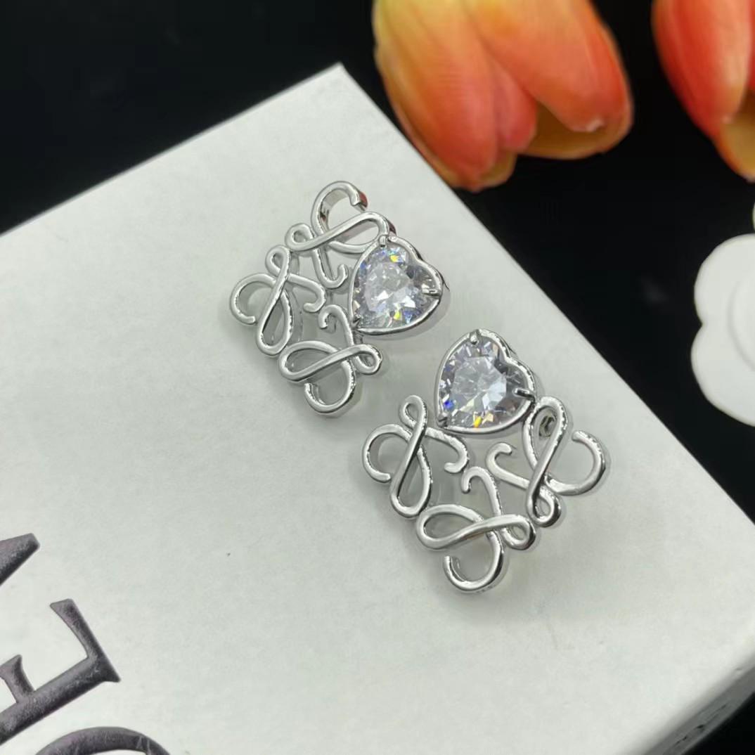 Серьги-пусеты Luo Jia Luxe в форме сердца с цирконом и полым металлическим дизайном
Серьги-пусеты Luo Jia Luxe в форме сердца с цирконом и полым металлическим дизайном