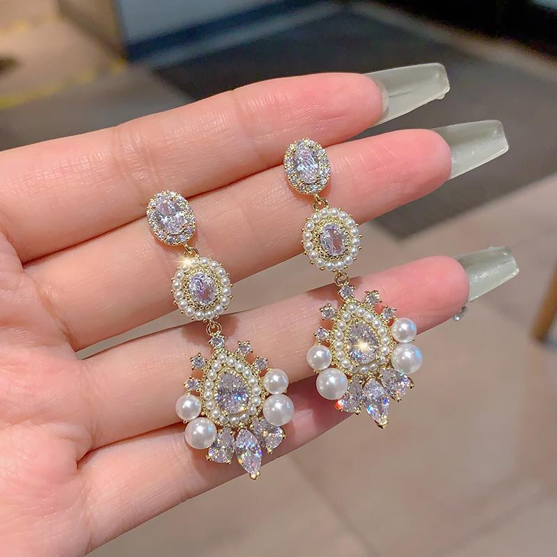 Light luxury pearl pendant earrings earrings women s niche design high-end stud earrings 2025 new earrings
Light luxury pearl pendant earrings earrings women s niche design high-end stud earrings 2025 new earrings