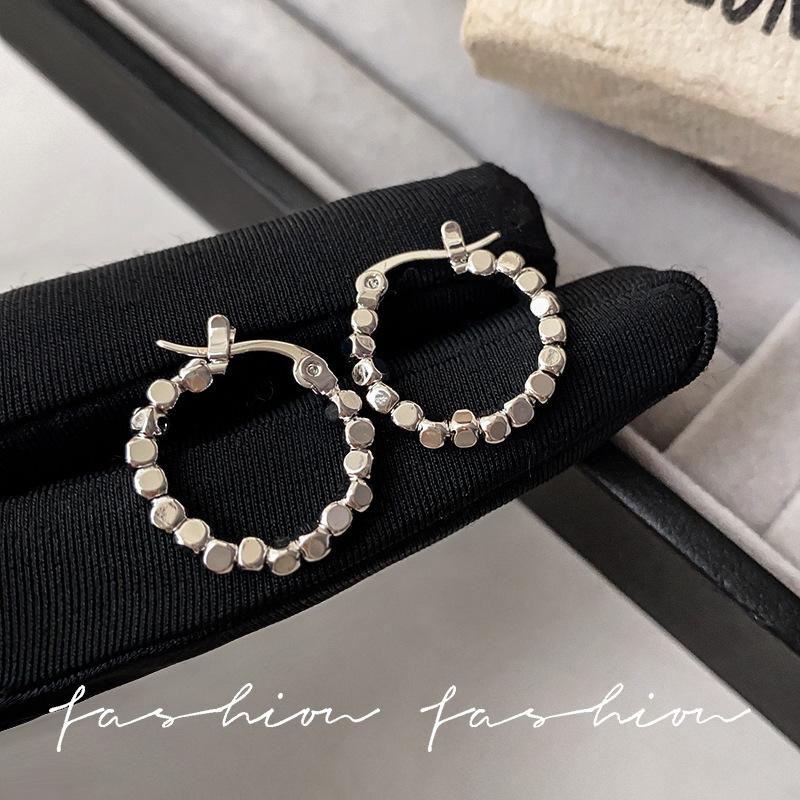 Seiko fine throwing small sugar cube earrings women s French earrings small square high-end stud earrings, ear buckles, light luxury circle earrings.
Seiko fine throwing small sugar cube earrings women s French earrings small square high-end stud earrings, ear buckles, light luxury circle earrings.
