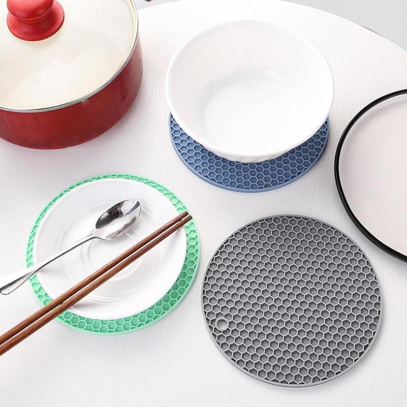 1Pc Silicone Anti Scalding Mat Pot Rack Household Kitchen Countertop Protection Heat-Resistant Anti Slip Circular Silicone Mat сірий колір
1Pc Silicone Anti Scalding Mat Pot Rack Household Kitchen Countertop Protection Heat-Resistant Anti Slip Circular Silicone Mat сірий колір